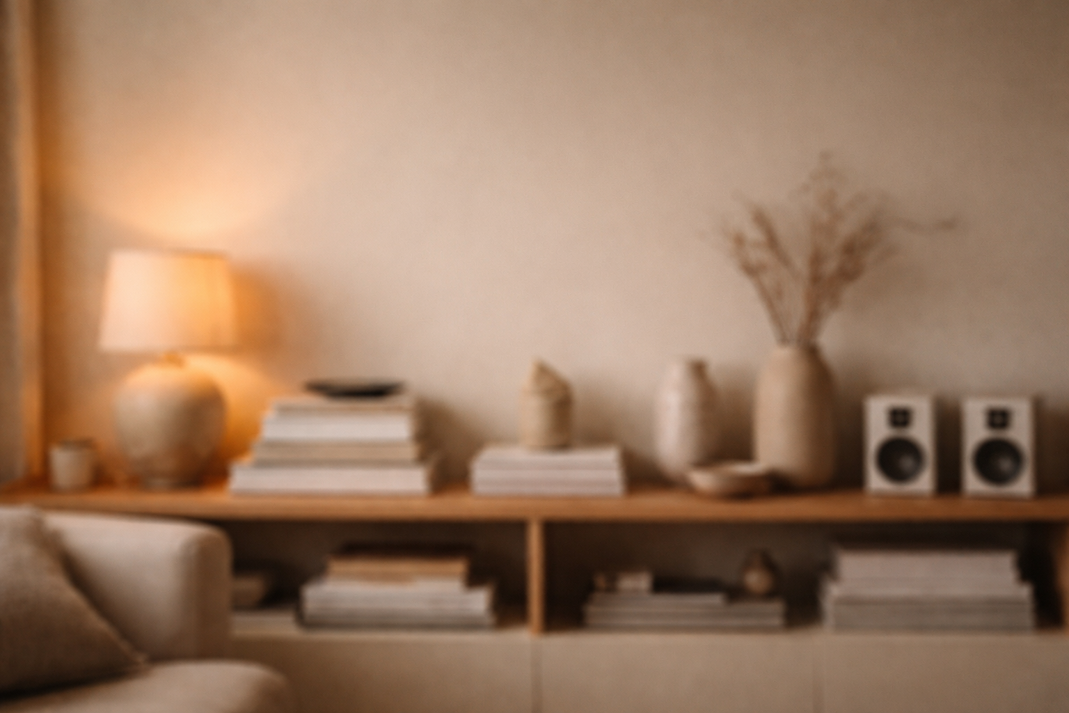 Baggrund til testimonials: stemningsfuldt, let nedtonet billede af skandinavisk interiør med reol fuld af pænt opstillede produkter – skal fungere som rolig baggrund.