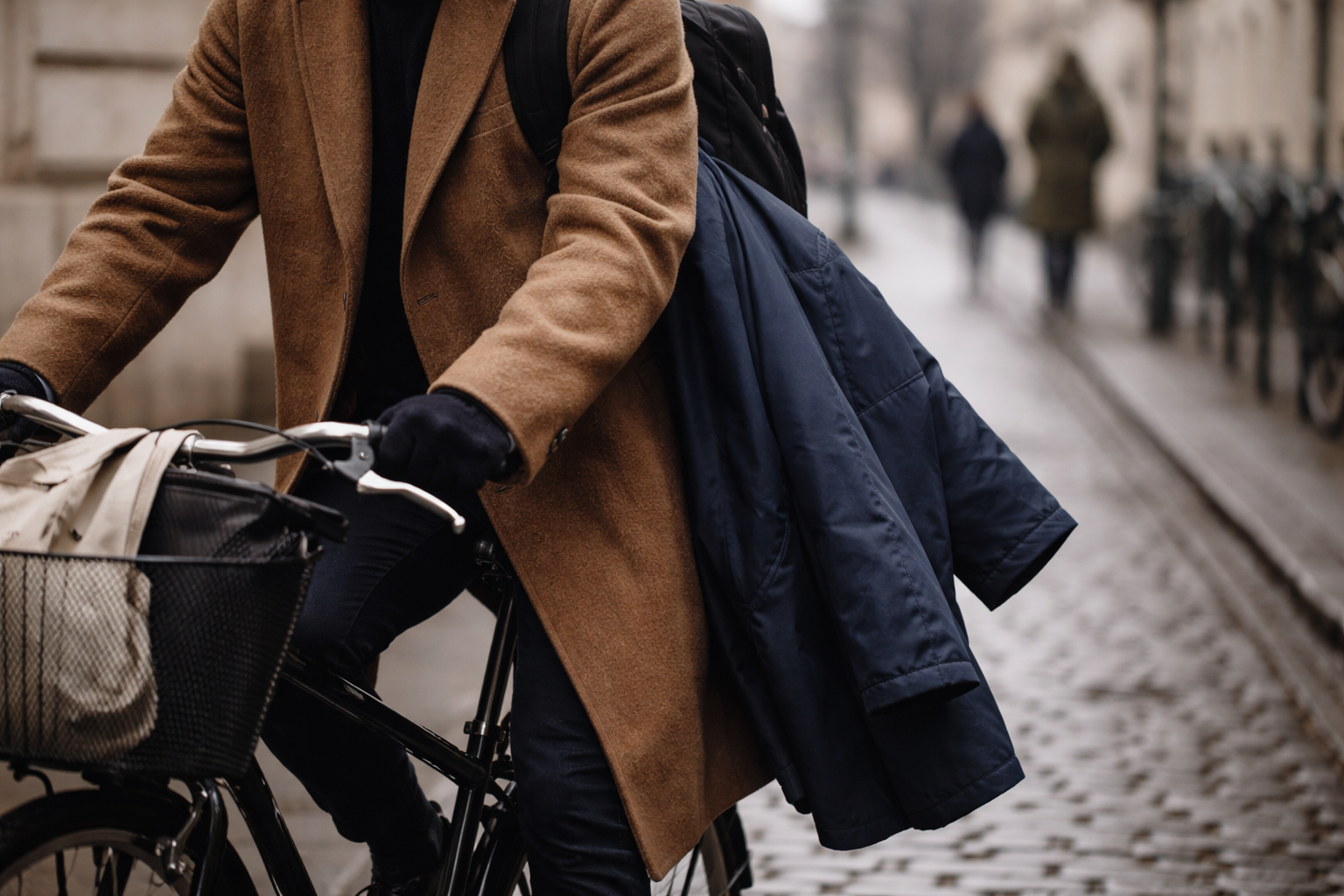 Uld vs. polyester i frakken: sådan undgår du det dyre fejlkøb